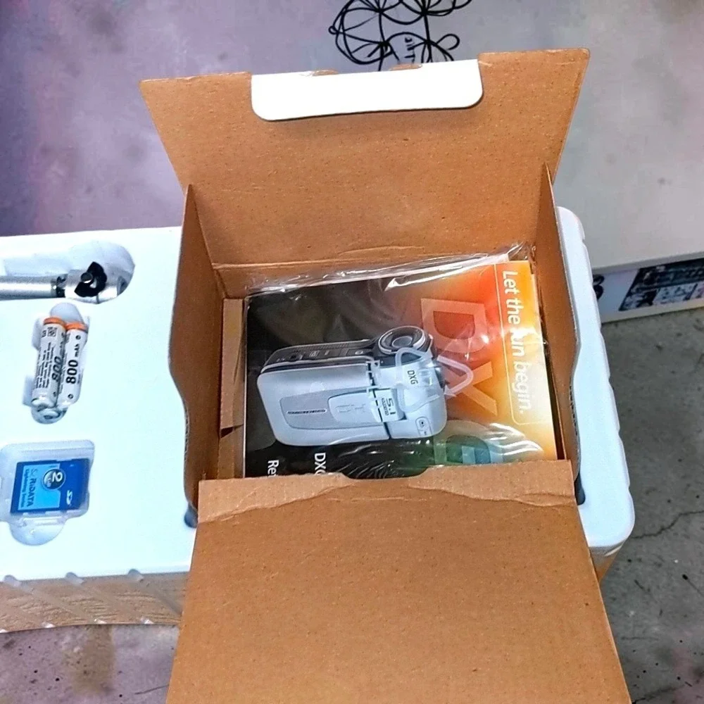 2009 DXG-579V HD High-Definition Digital Video Camera Val Pack Silver Camcorder